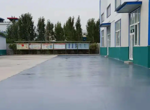 南阳彩色路面喷涂翻新的材料对冬季